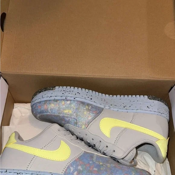 Nike Light Gray Sneakers with Yellow Accents Nike Air Max Motif GS Grey Yellow White Kid Women Casual  main image 4